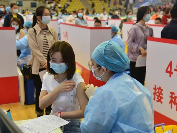 东莞塘厦体育馆新冠疫苗接种现场 定制乐投(中国)工厂免费接种新冠疫苗中